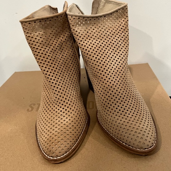 Steve Madden RUMBLE Perforated Suede booties - Picture 2 of 4